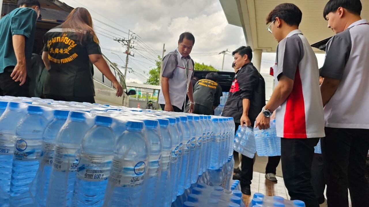 บริษัท พิธานพาณิชย์ จำกัด ร่วมกับพนักงาน บริจาคน้ำดื่มทรัมและสิ่งของเพื่อช่วยเหลือผู้ประสบอุทกภัยที่ จ.เชียงราย