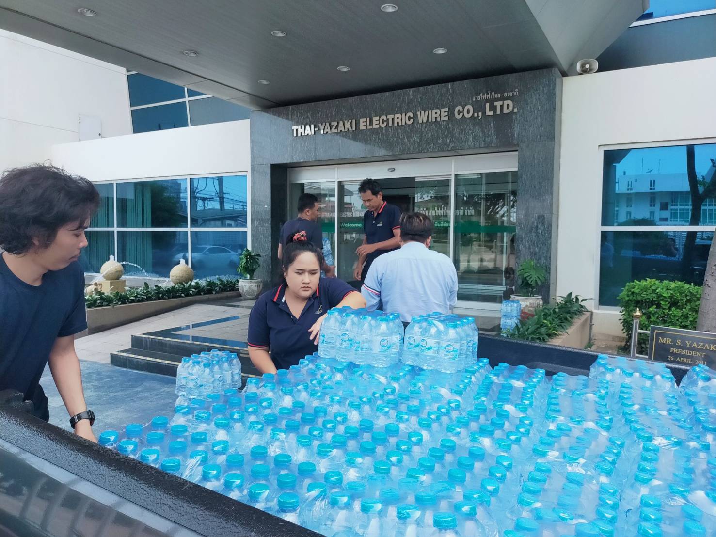 บริษัท พิธานพาณิชย์ จำกัด ร่วมกับ บริษัท สายไฟฟ้าไทย-ยาซากิ จำกัด บริจาคน้ำดื่มทรัมให้กับมูลนิธิกระจกเงาเพื่อช่วยเหลือผู้ประสบภัยน้ำท่วม